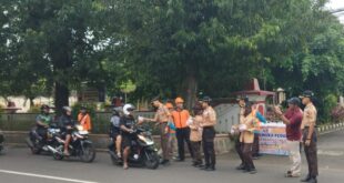 Pramuka Kwarran Purwokerto Timur Awali Aksi Peduli Karya Bakti Lebaran 2026 dengan Bagi Takjil dan Atur Lalu Lintas